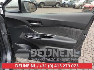 Toyota C-HR C-HR (X1,X5), SUV, 2016 1.8 16V Hybrid picture 11