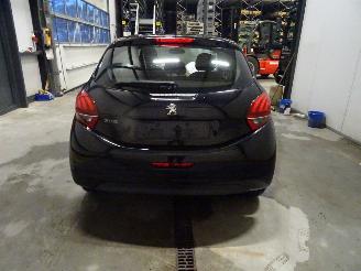 Peugeot 208 1.2 THP picture 2