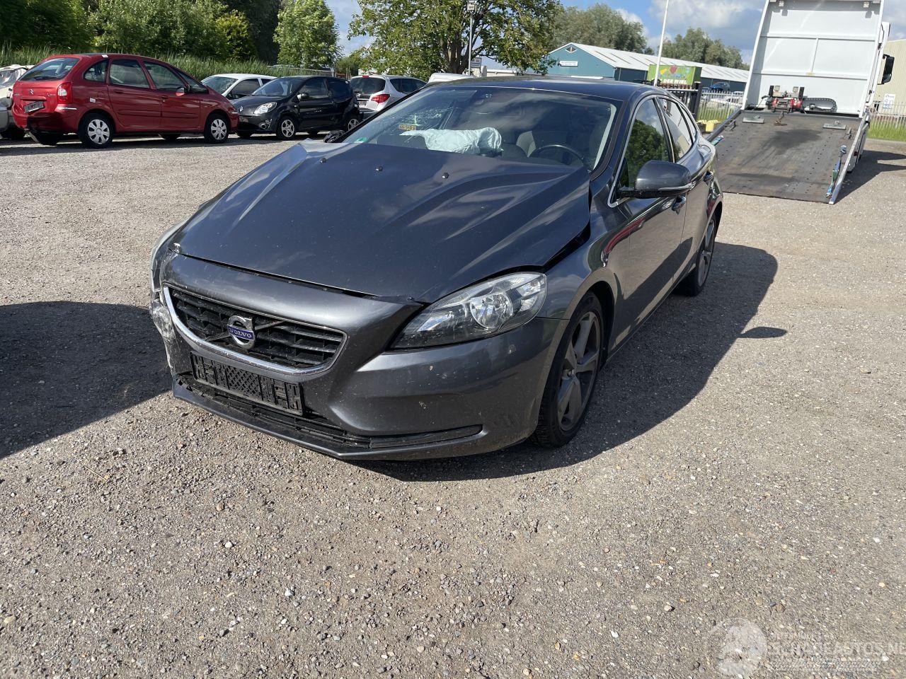 Volvo V-40 1.6 T2 Summum