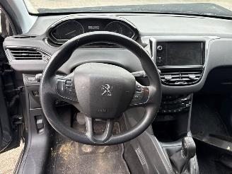 Peugeot 208  picture 9