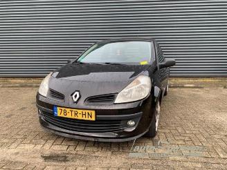 Coche siniestrado Renault Clio Clio III (BR/CR), Hatchback, 2005 / 2014 1.4 16V 2007/1