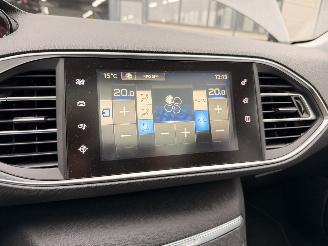 Peugeot 308 HB 1.2 Blue Lease Exe. Pano picture 23