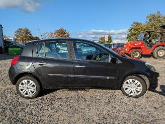 Renault Clio 1.6 Schwarz NV676 picture 4