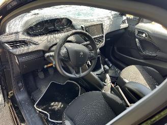 Peugeot 208  picture 12