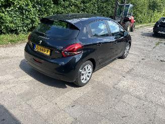 Peugeot 208  picture 4