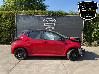 Coche siniestrado Toyota Yaris Yaris IV (P21/PA1/PH1), Hatchback, 2020 1.5 12V Hybrid 115 2023/2
