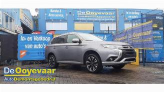 Vrakbiler auto Mitsubishi Outlander Outlander (GF/GG), SUV, 2012 2.0 16V PHEV 4x4 2015/12