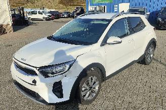 damaged passenger cars Kia Stonic Kia Stonic Edition 7  lichte rijdende schade ! 2024/11