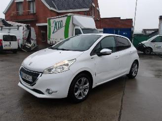 skadebil auto Peugeot 208 STYLE 2015/4