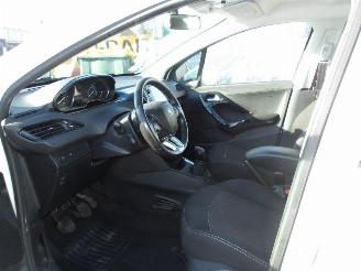 Peugeot 208  picture 16