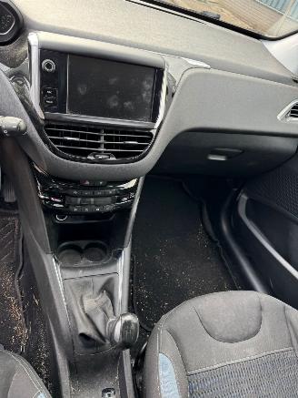 Peugeot 208 1.2 PureTech Allure BJ  2010 142.305 KM picture 9