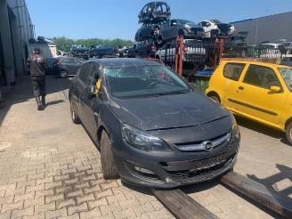 Vrakbiler auto Opel Astra Astra J (PC6/PD6/PE6/PF6), Hatchback 5-drs, 2009 / 2015 1.7 CDTi 16V 110 2014/5