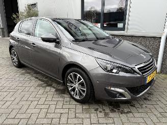 damaged passenger cars Peugeot 308 1.2 PureTech Allure 2016/6