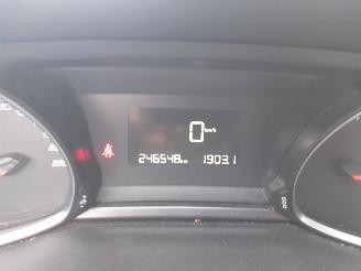 Peugeot 308 308 SW (L4/L9/LC/LJ/LR) Combi 5-drs 1.2 12V e-THP PureTech 110 (EB2DT(=
HNZ)) [81kW]  (03-2014/12-2021) picture 2