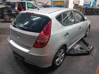 Hyundai I-30 i30 (FD) Hatchback 1.4 CVVT 16V (G4FA) [80kW]  (10-2007/11-2011) picture 3