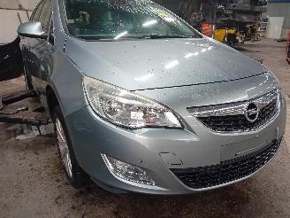 Opel Astra Astra J Sports Tourer (PD8/PE8/PF8) Combi 1.4 Turbo 16V (A14NET(Euro 5=
)) [103kW]  (10-2010/10-2015) picture 2