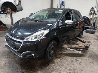 disassembly passenger cars Peugeot 208 208 I (CA/CC/CK/CL) Hatchback 1.2 Vti 12V PureTech 82 (EB2F(HMZ)) [60k=
W]  (03-2012/12-2019) 2015/11