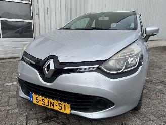 Voiture accidenté Renault Clio Clio IV Estate/Grandtour (7R) Combi 5-drs 1.5 Energy dCi 90 FAP (K9K-6=
08(K9K-B6)) [66kW]  (11-2012/08-2021) 2013/10