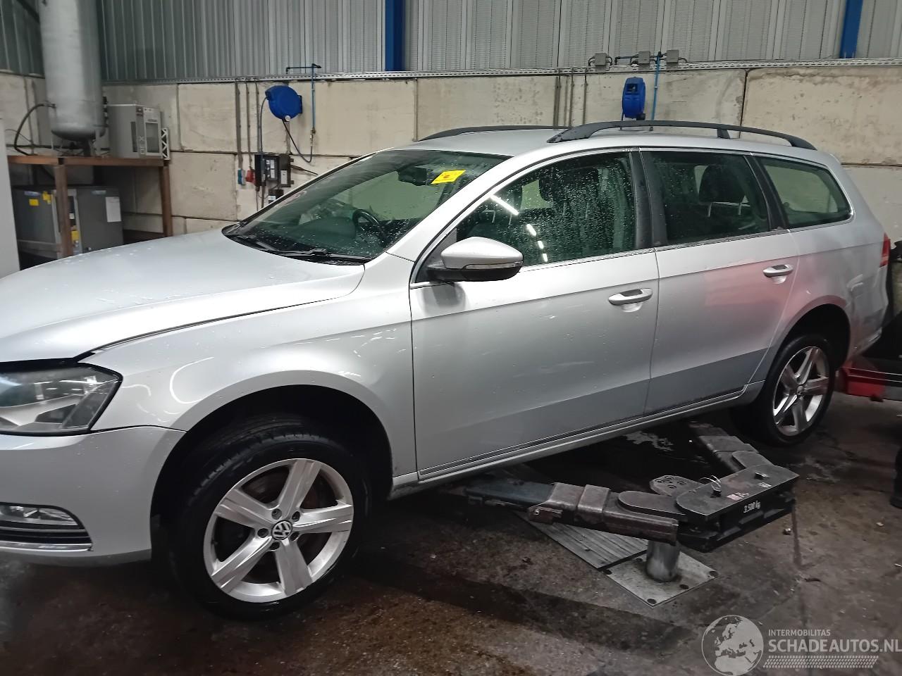 Volkswagen Passat Passat Variant (365) Combi 1.6 TDI 16V Bluemotion (CAYC(Euro 5)) [77kW=
]  (08-2010/12-2014)