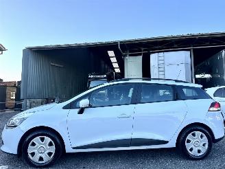 damaged passenger cars Renault Clio Estate 1.5 dCi 90pk ECO Expr - 142dkm nap - nw distr.riem 118dkm - navi - airco - cruise - pdc - trekh 2016/9