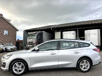 Coche accidentado Ford Focus Wagon 1.0 EcoB Hybrid 135pk 6-bak Con - 97dkm nap - navi - airco - cruise - pdc - line + front assist - lmv 2022/12