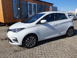 Renault Zoé INTENSE  51 KW met CCS lader  8000 km technisch probleem HUURBATTERY picture 13