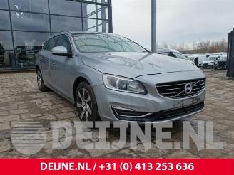 Vrakbiler auto Volvo V-60 V60 I (FW/GW), Combi, 2010 / 2018 2.4 D6 20V Plug-in Hybrid AWD 2013/5