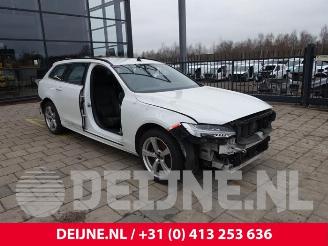 Vrakbiler auto Volvo V-90 V90 II (PW), Combi, 2016 2.0 B6 Mild Hybrid AWD 2022/4