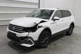 krockskadad bil auto Volkswagen Tiguan Allspace 2023/12