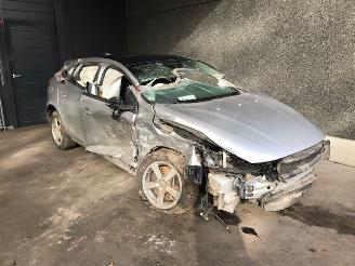 Vrakbiler auto Volvo V-40 (MV) Hatchback 5-drs 2018 2.0 D2 16V Hatchback 4Dr Diesel 1.969cc 88kW (120pk) FWD 2018/10