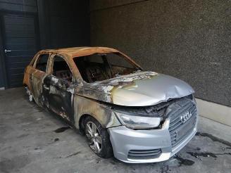 Coche siniestrado Audi A1 A1 Sportback (8XA/8XF), Hatchback 5-drs, 2011 / 2018 1.4 TDI Ultra 12V 2015/3