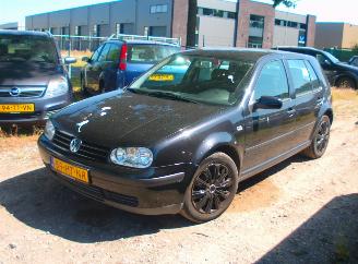 uszkodzony samochody osobowe Volkswagen Golf  2001/1
