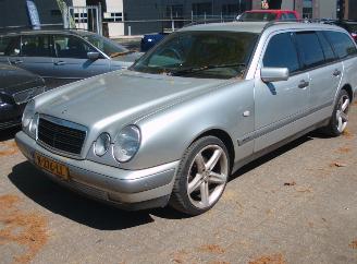 uszkodzony samochody osobowe Mercedes E-klasse 240 classic 1998/1