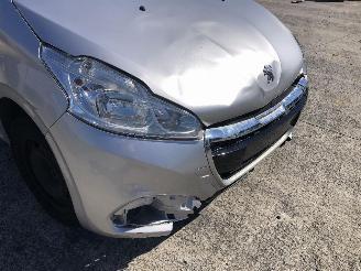 Peugeot 208 1.2 picture 16