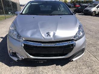 Peugeot 208 1.2 picture 11