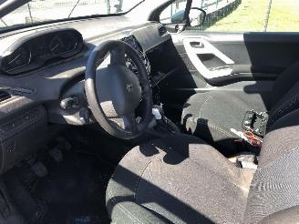 Peugeot 208 1.2 picture 5