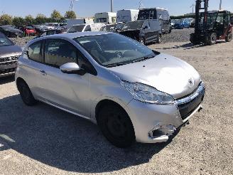 Peugeot 208 1.2 picture 2
