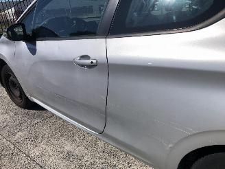 Peugeot 208 1.2 picture 14