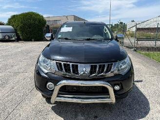 skadebil auto Mitsubishi L-200 2.4 DI-D 2017/10