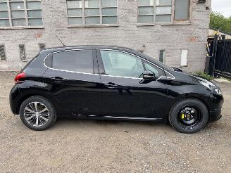 skadebil auto Peugeot 208 ALLURE 2019/12