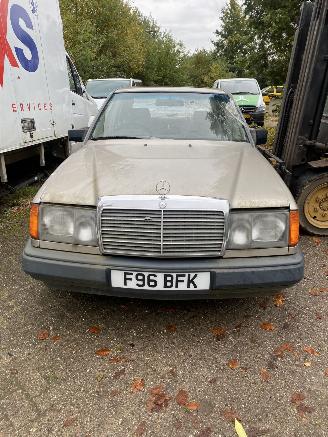 Coche siniestrado Mercedes 200-serie 230 E 1987/1