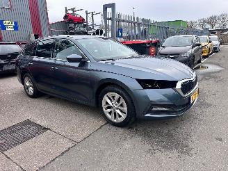 Coche accidentado Skoda Octavia 1.0 eTSI / DSG 2020/11