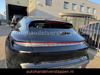 Porsche Taycan Cross Turismo 4S Glasdach picture 2